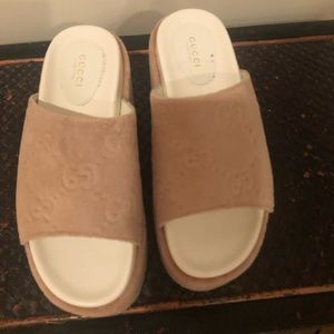 Beautiful Gucci platform sandals, Wore twice very comfortable🏝️